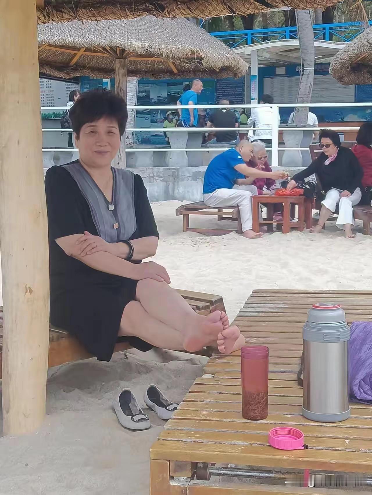 海浪，沙滩
缺个仙人掌