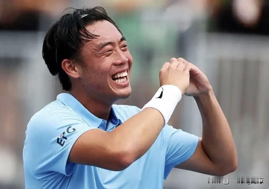 法网男单资格赛次轮，“香港一哥”黄泽林继首轮苦战三盘险胜4号种子哈里斯后，又经过