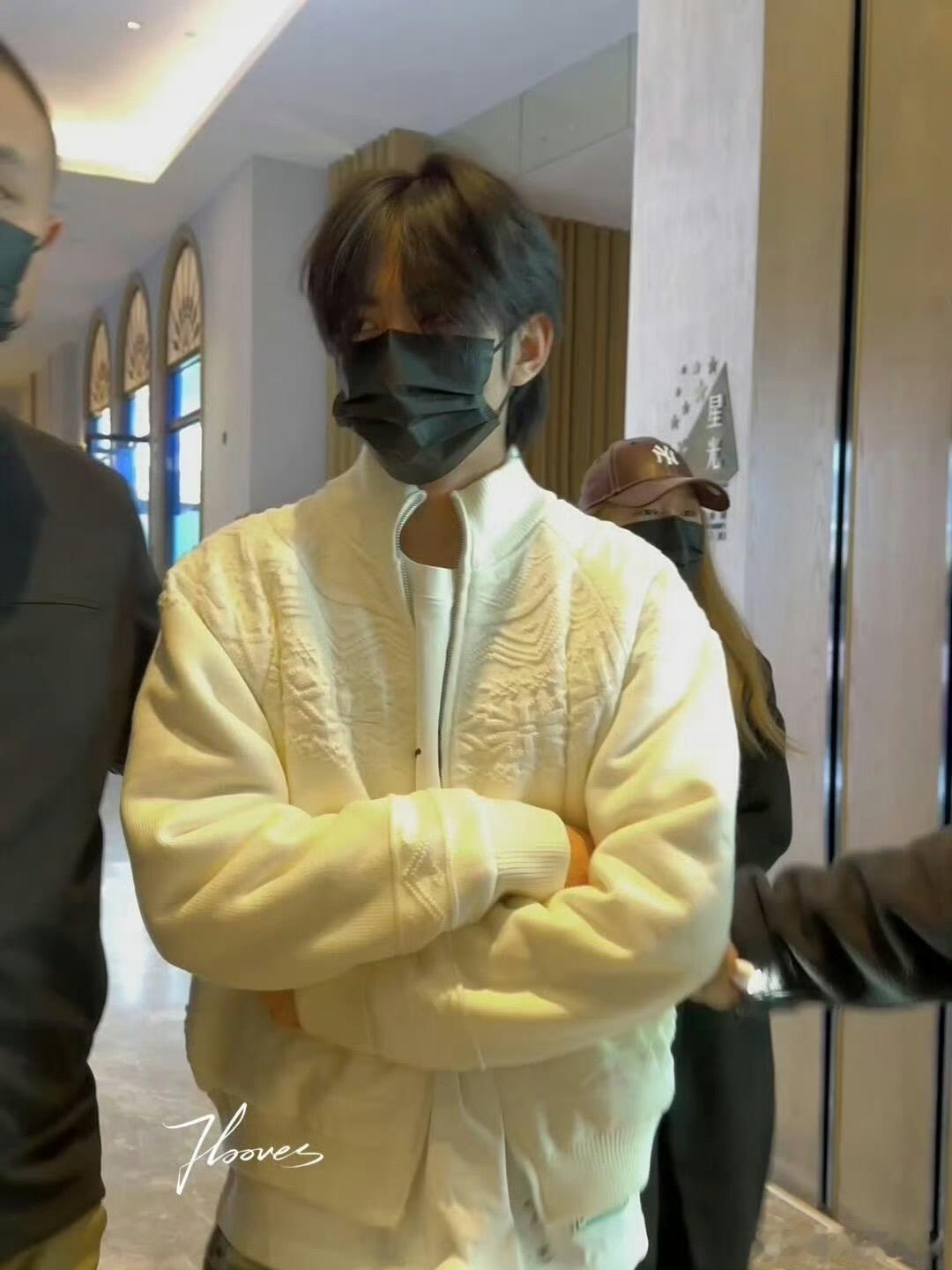 娱乐[超话]刘轩丞天才女友进组上班路透刘轩丞进组上班路透 ​​​刘轩丞进组上班路