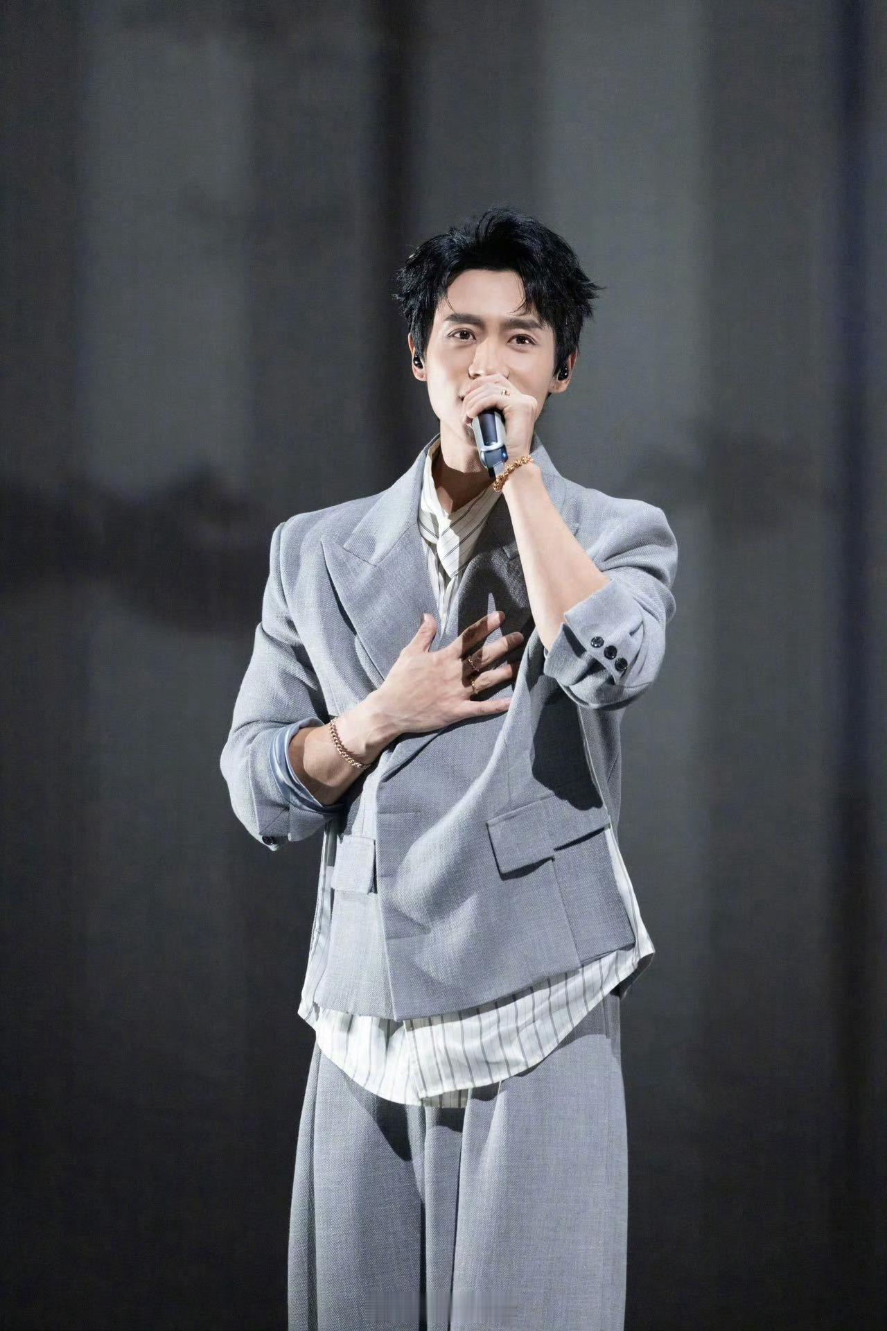 魏晨承包了所有高音不得不说，魏晨在大侦探演唱会上的高音秀，太牛啦！超强声乐功底在