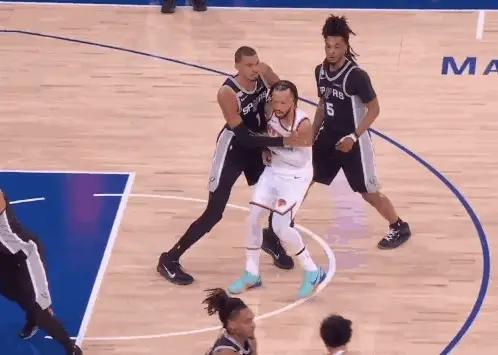 NBA总决赛风向有了新转变。现在网上都在传温班亚马犯规大头布伦森的动图。联盟也宣