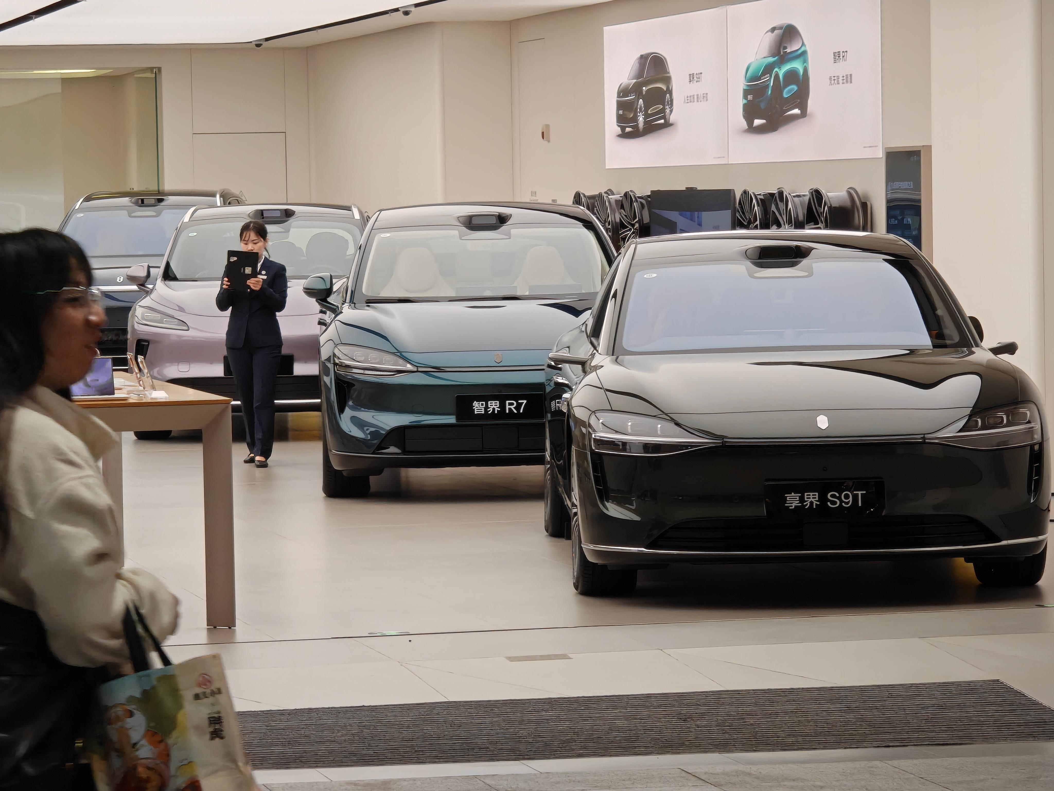 地铁站华为店的鸿蒙智行四连 