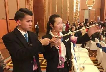 我们现在会看到某些品牌的产品，即使是传统的线下渠道布局的，同时，也交给一些网红去