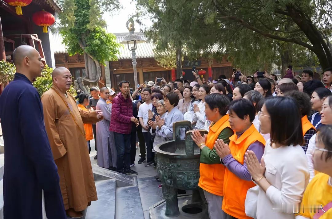 释永信是一位德高望重的高僧，之前很多香客慕名而来看一下释永信的容颜。还有的就是心