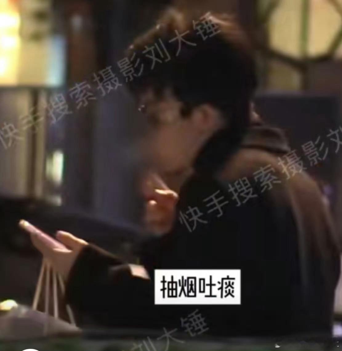 李明德当街吐痰 李明德这波没经受住考验啊！本来网友的支持都挺有利于他的 