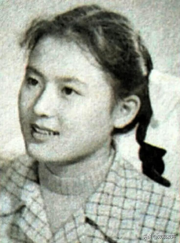 1937 年，
她出生在北京的书香世家，
本来在天津大学建筑系好好读书，
命运却