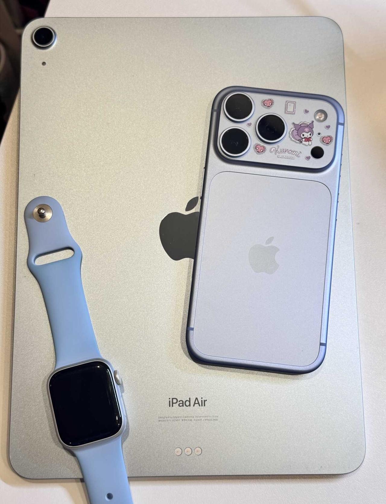 坚定的苹果蓝色爱好者
之前手机一直是银色，这次换iPhone18pro看到冰川蓝