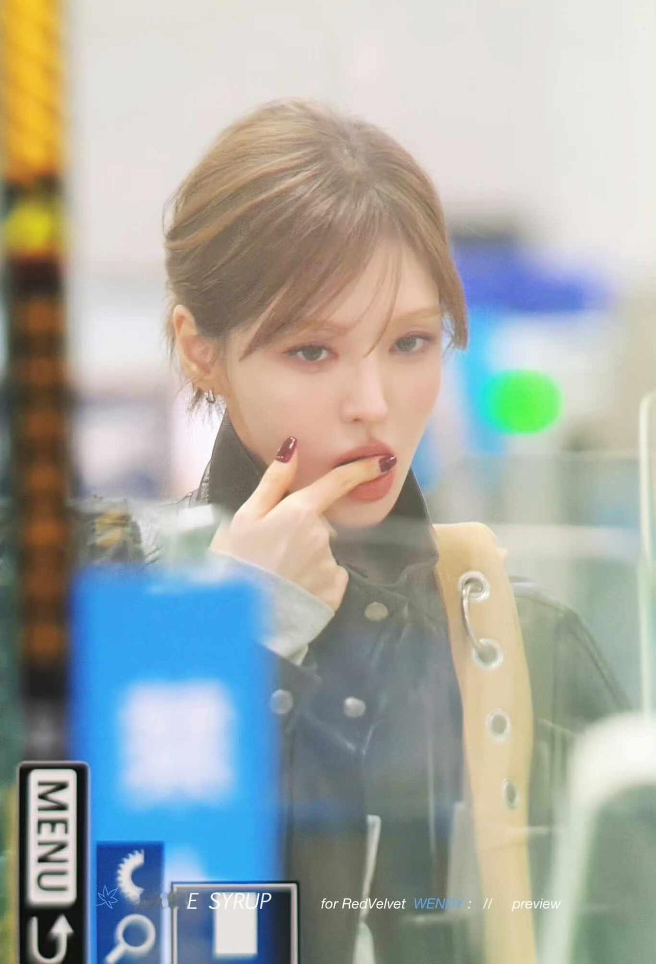 经典咬手指😎
260917 金浦机场出发 预览
	
【Wendy “要出发去拍