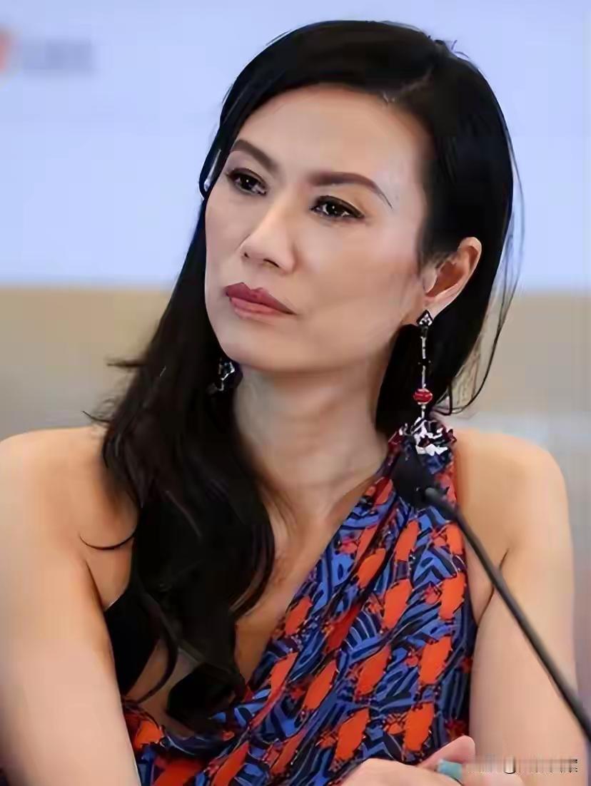 她与多国总统绯闻不断，被称野心悍妇！离婚后更是狂赚200多亿！
这段描述似乎涉及