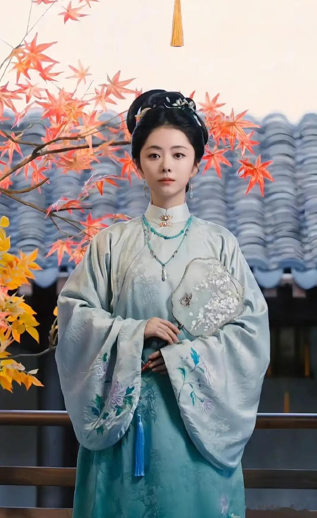 陪老婆追完整部剧，没觉得是在“熬集数”，倒像傍晚坐在小院里，听奶奶摇着蒲扇讲旧事