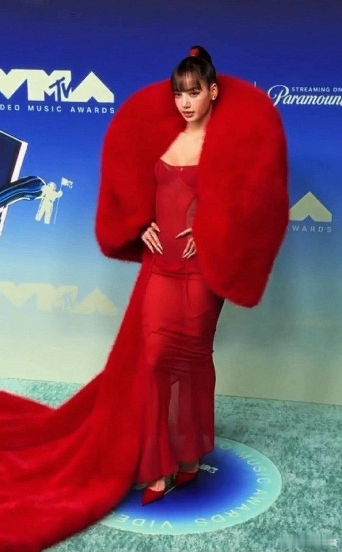 Lisa成为VMA四冠王 Lisa一张专辑三首歌全获VMA大奖，这是真的实力女王