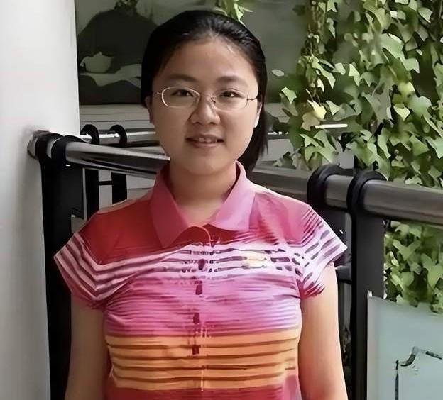 那72万的全额奖学金，说不要就不要了。
你想象一下，当时多少人骂她“任性”“冲动