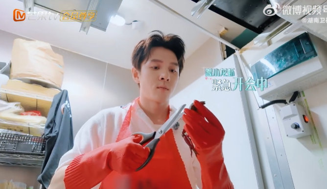 李佳琦给合伙人的惊喜待查收下班后的惊喜暴击！李佳琦不直播跑去给合伙人炒小龙虾，还