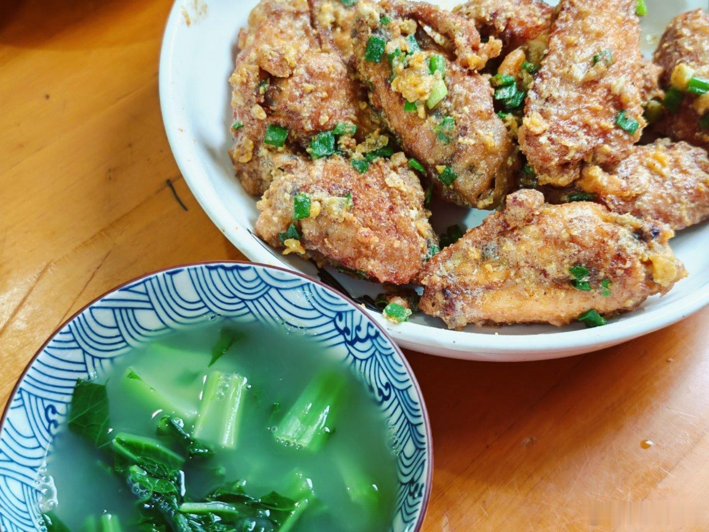 麻烦是麻烦点，还是自己做饭不生气我刚进房间拿手机，就已经被秒了半盘。咸蛋黄鸡翅和