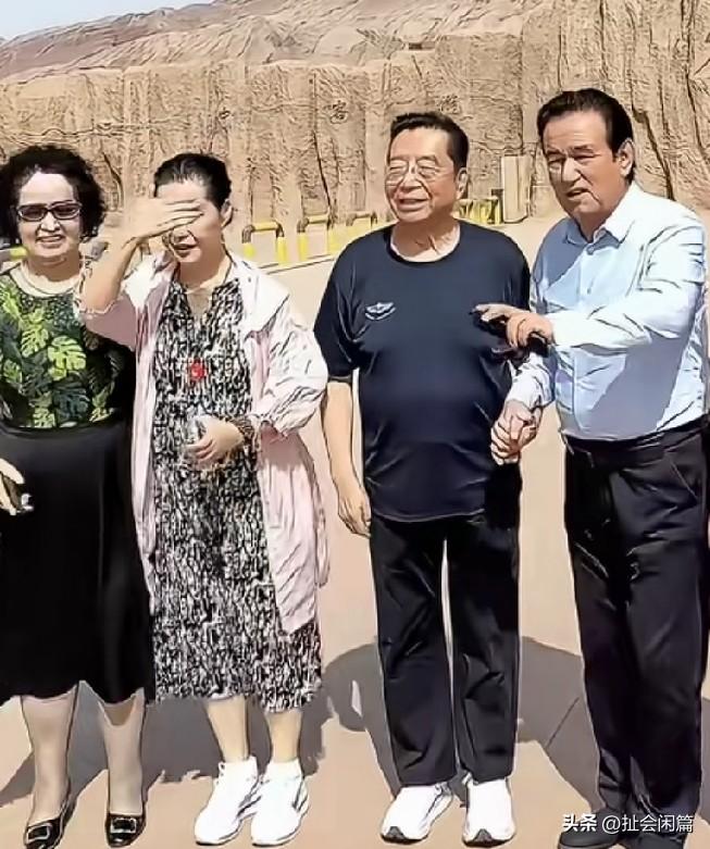著名男高音歌唱家李双江87岁了，身体还非常好，嗓音还很嘹亮。

这是去年一同游览