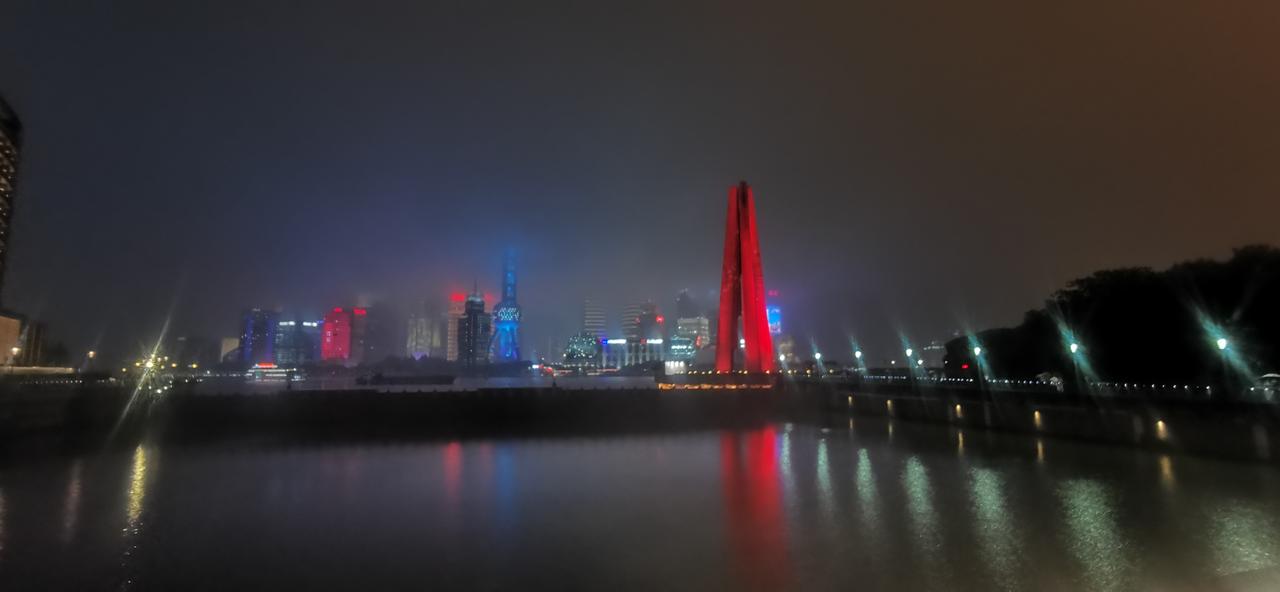 夜游上海外滩。蒙蒙细雨中，上海外滩更是一番景象，浓雾隐去了东方明珠，朦朦胧胧，更