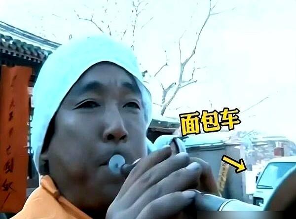 一部剧重播三千多遍，画面里明晃晃摆着矿泉水瓶，凭什么豆瓣评分还能从8.6一路飙到