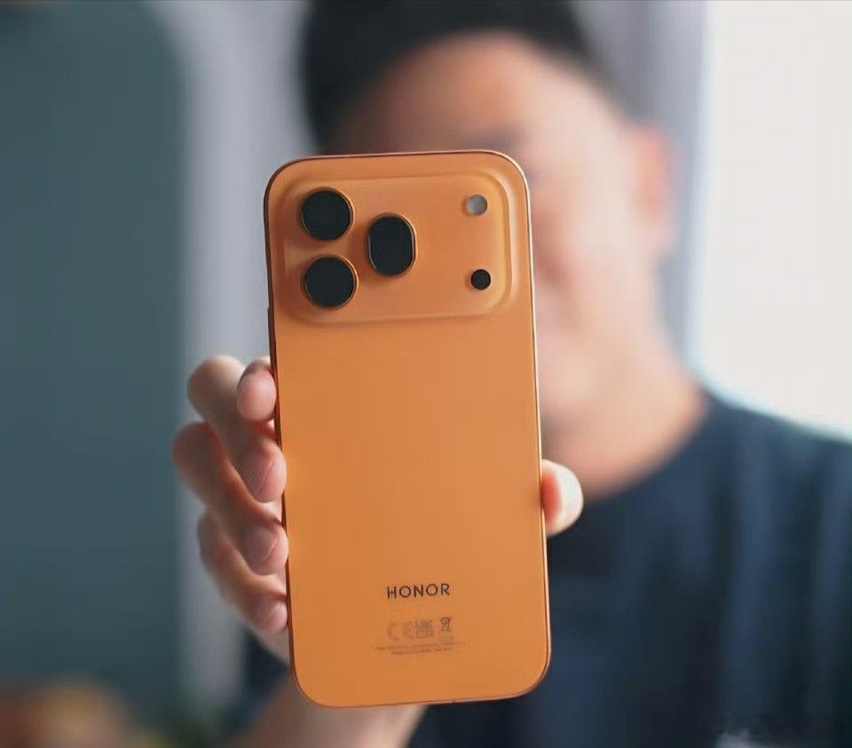 荣耀600系列这中小尺寸机身也要把电池9000 mAh超大电池容量了，外观采用超