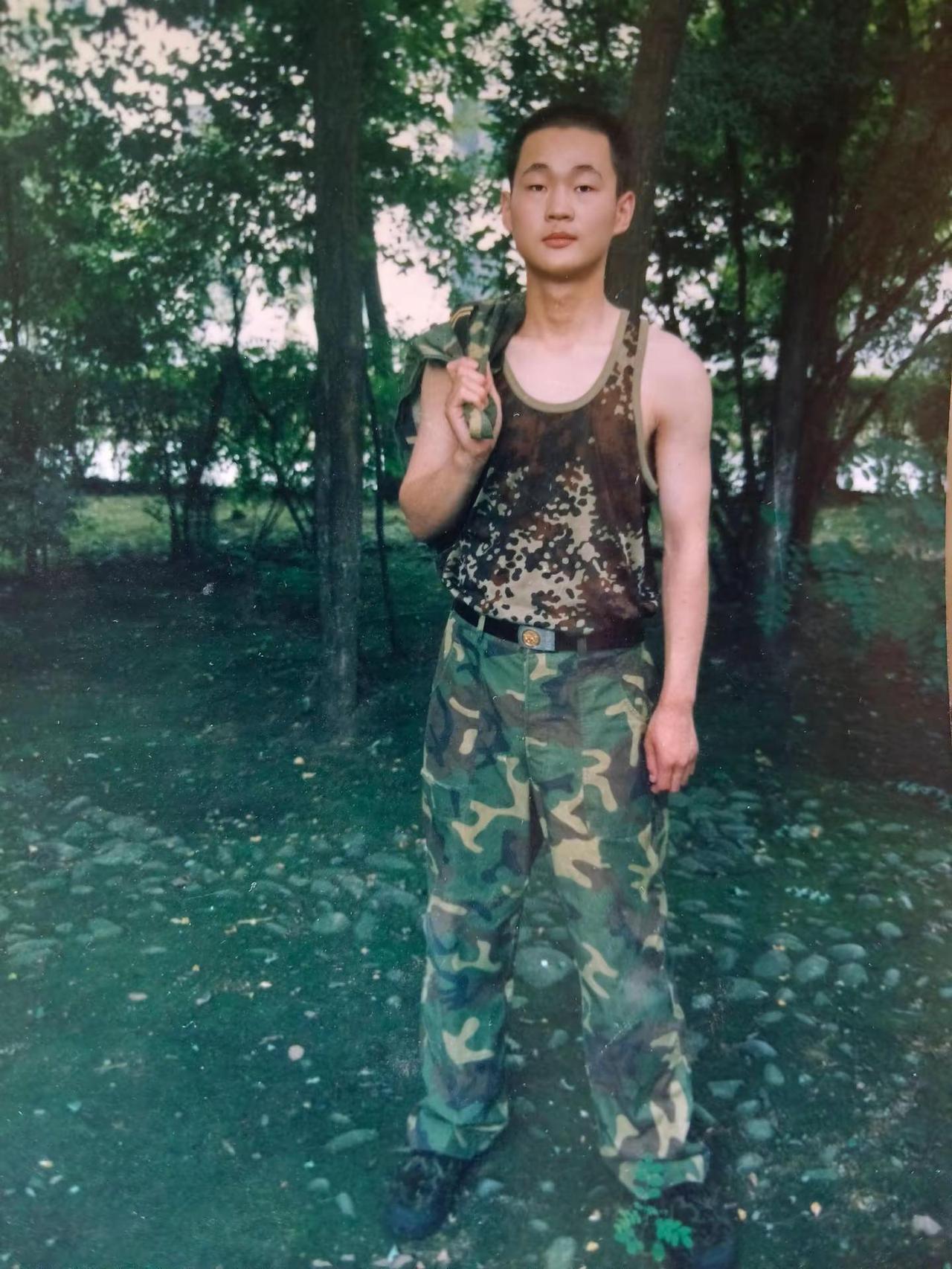 迷彩服的青春