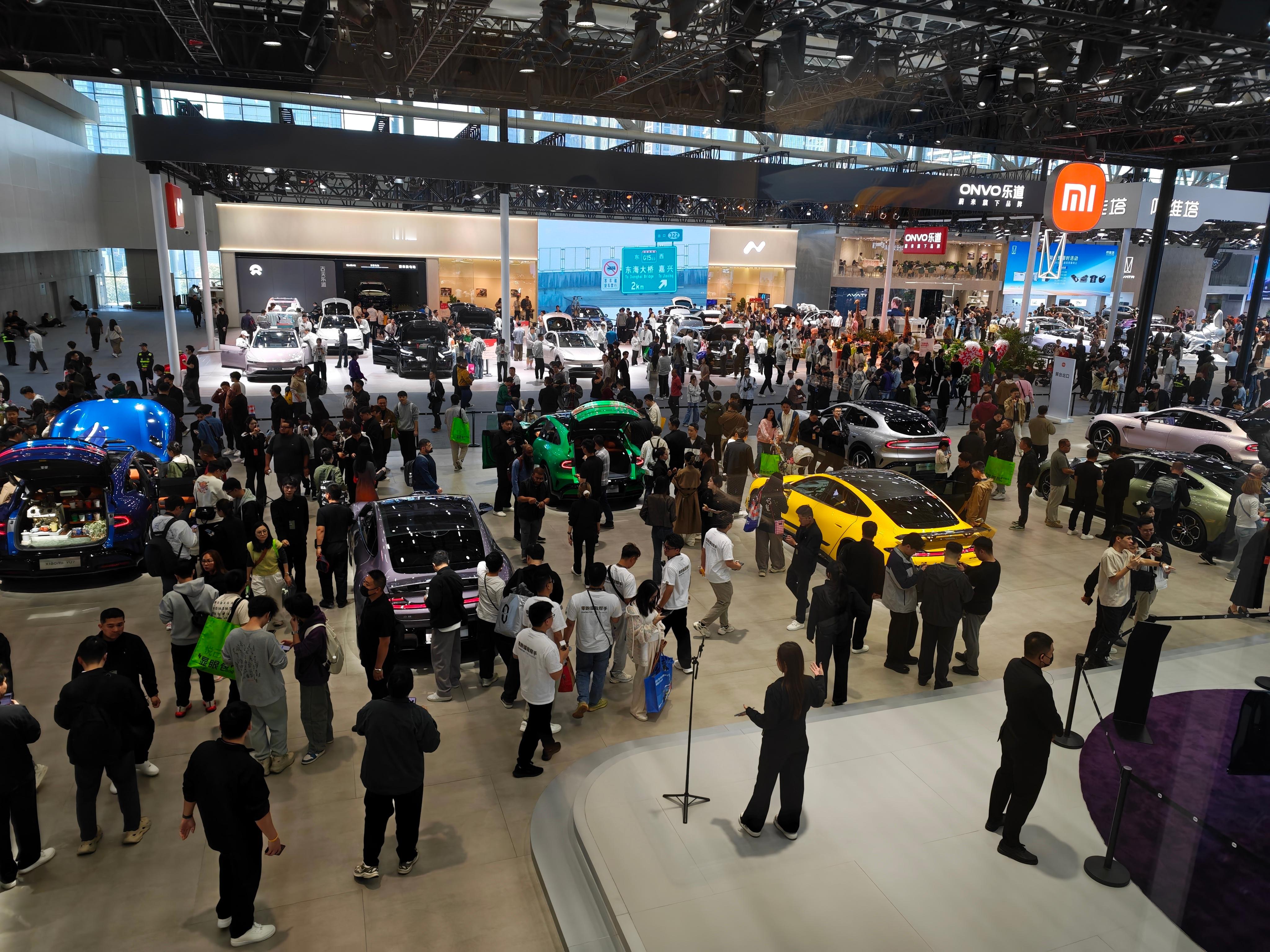 广州车展小米继续宠粉，为了庆祝50万台整车下线，准备了1万个车模，连送十天，现场