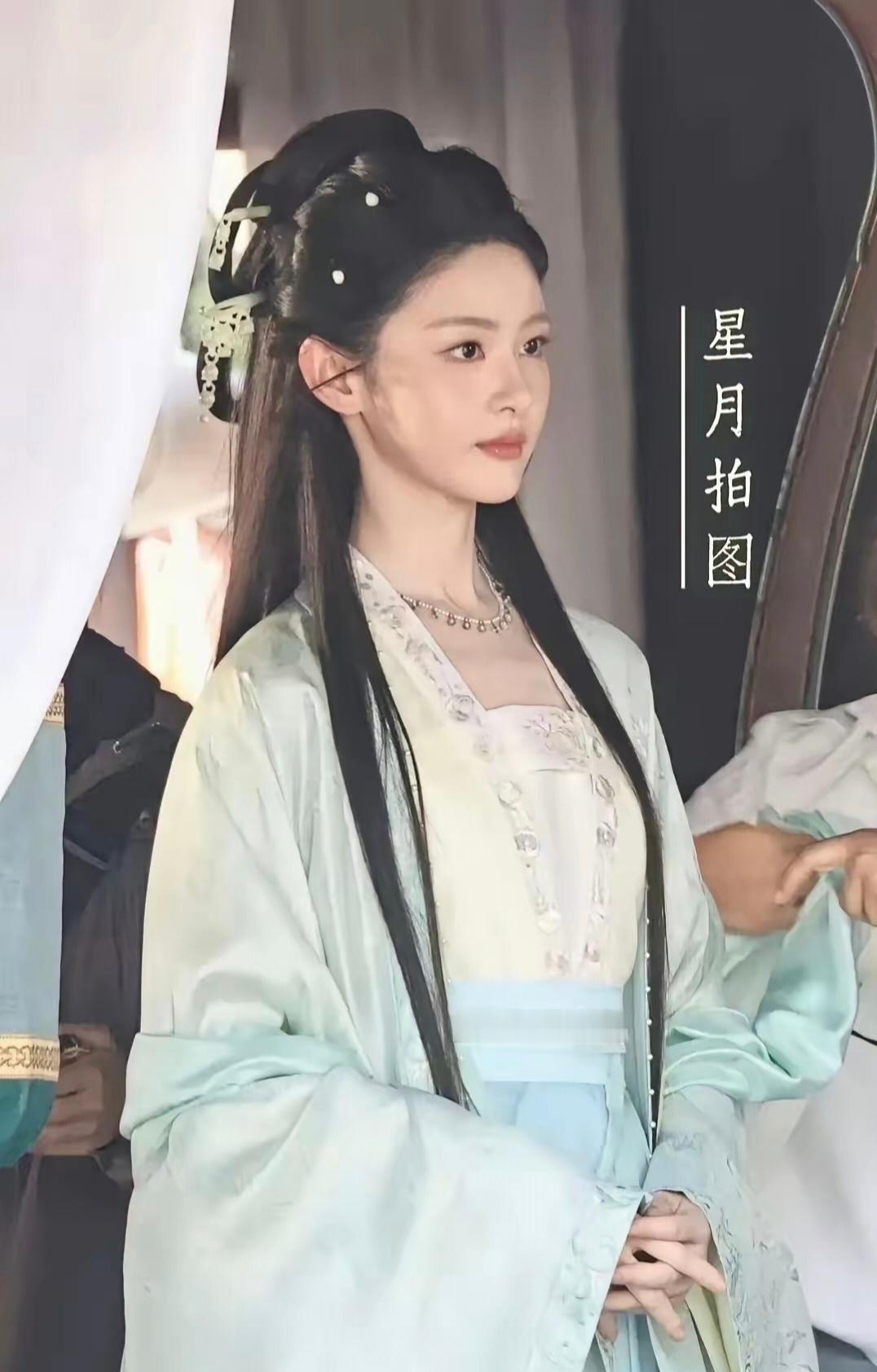 赵晴对自己好狠，真的瘦了好多肩膀那边也立体挺拔好看多了，颧骨也下去了下颌线也流畅
