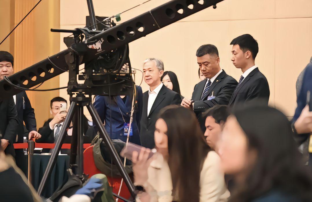他调去柬埔寨大使馆了，无论他调到何处，背后有一个强大的祖国和14多亿人民支持，向