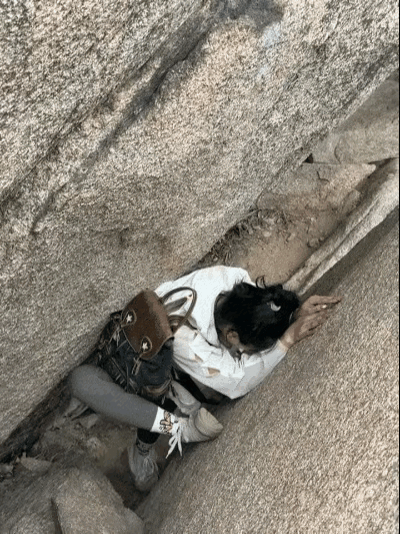 这个女子是怎么掉到石头缝里的呢？如果猜测的话，感觉像是一个旅游风景区，这个女子也