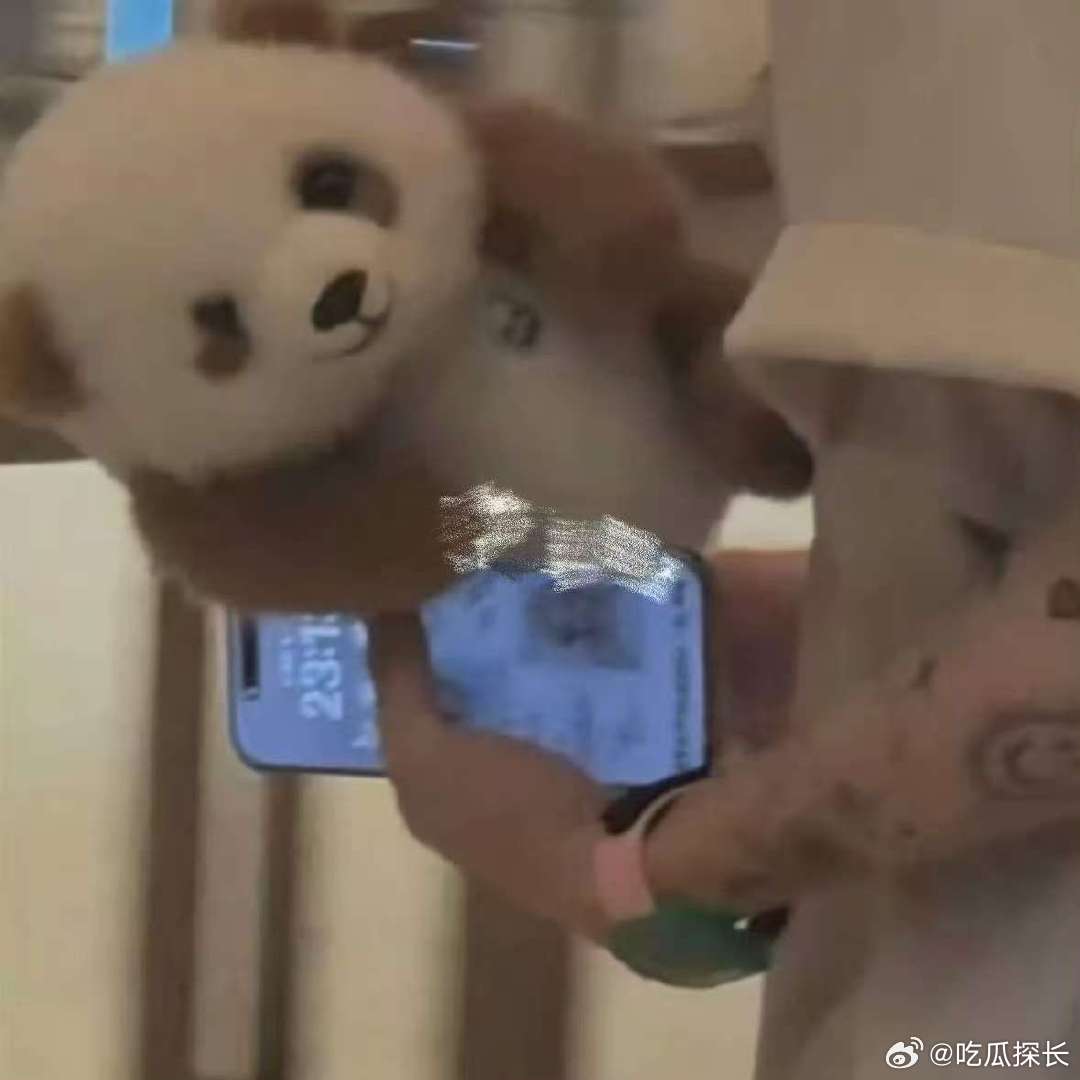 鹿晗新手机壁纸鹿晗的新手机壁纸是粉丝做的撕拉片， 鹿哥对粉丝的重视一目了然，感觉