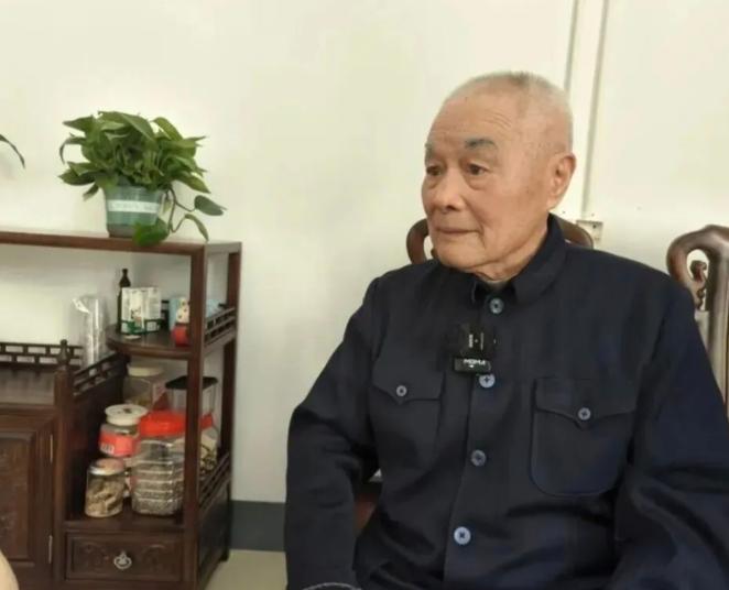 宁波一位98岁的老爷爷火了！他叫王春文，刚拿下咱们国家慈善界的最高荣誉——中华慈