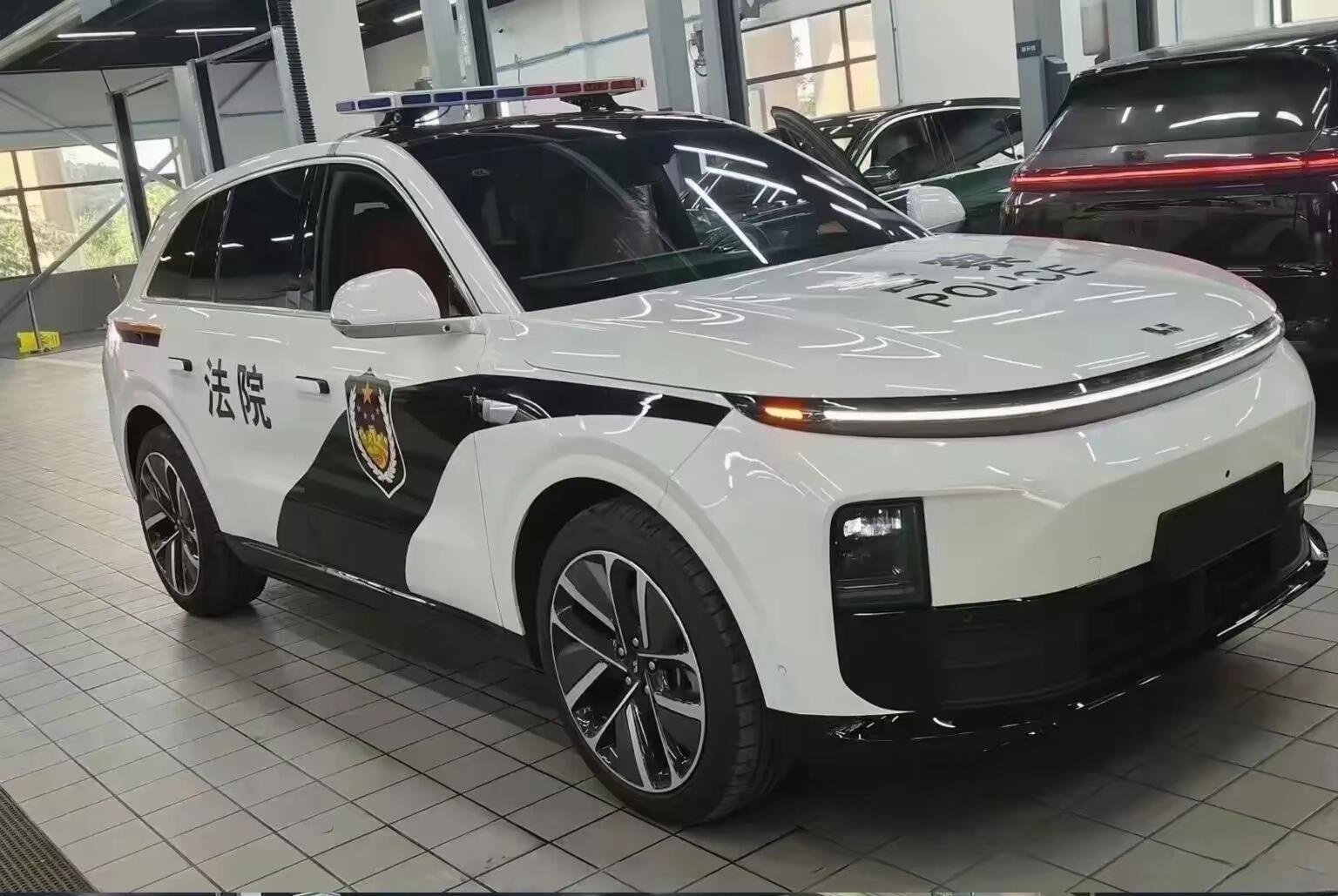 法庭上：被告，你知道来法庭路上，做错什么了吗？被告：我在车上说，理想同学，把主驾
