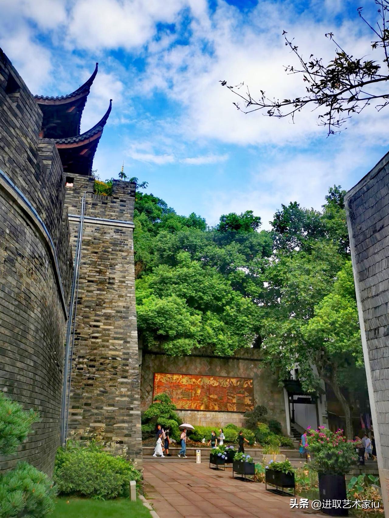 边走边拍杭州市上城区鼓楼（又称镇海楼、朝天门等），地处吴山东麓，是清河坊历史街区