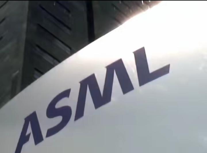 就在昨天，荷兰光刻机巨头阿斯麦突然放出一个重磅炸弹，直接让全网炸锅，
CEO克里