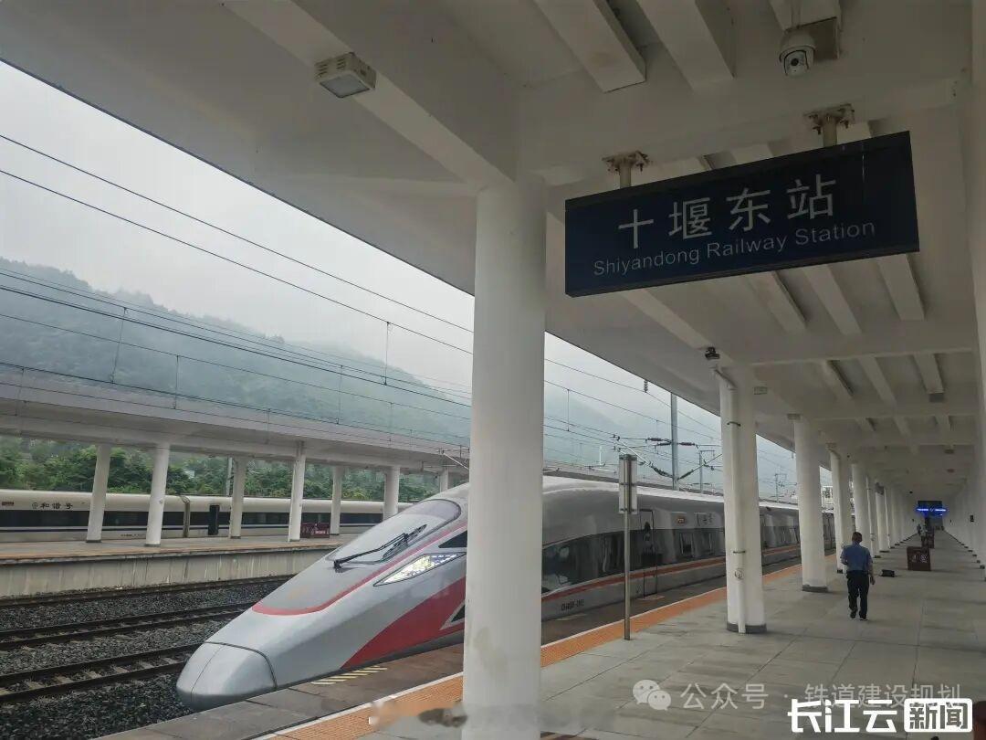 高铁头条【武汉-西安3小时直达！西十高铁开始试运行】长江云新闻讯：2026年5月