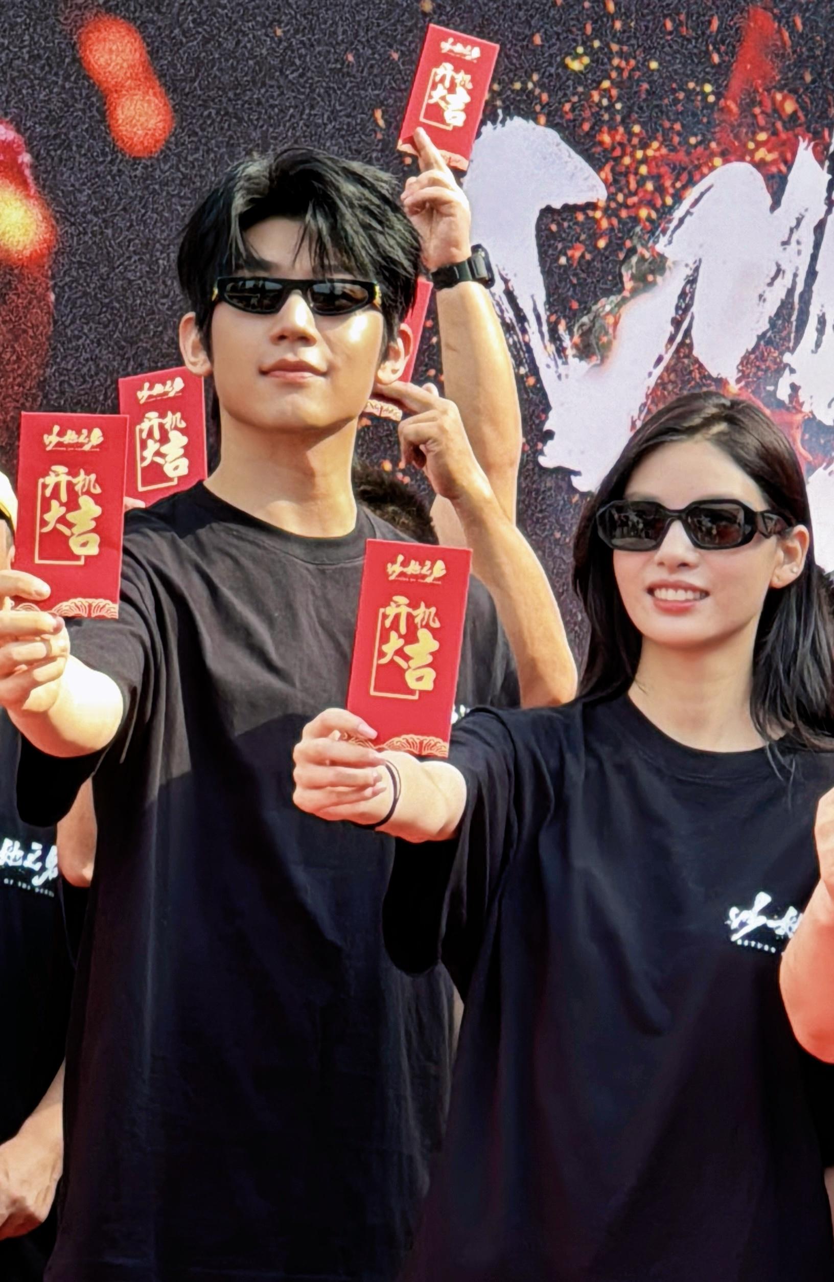#张艺上吴俊霆新剧开机# 悬疑爽剧《以她之名》今日开机，现场的主演们活力满满，颜