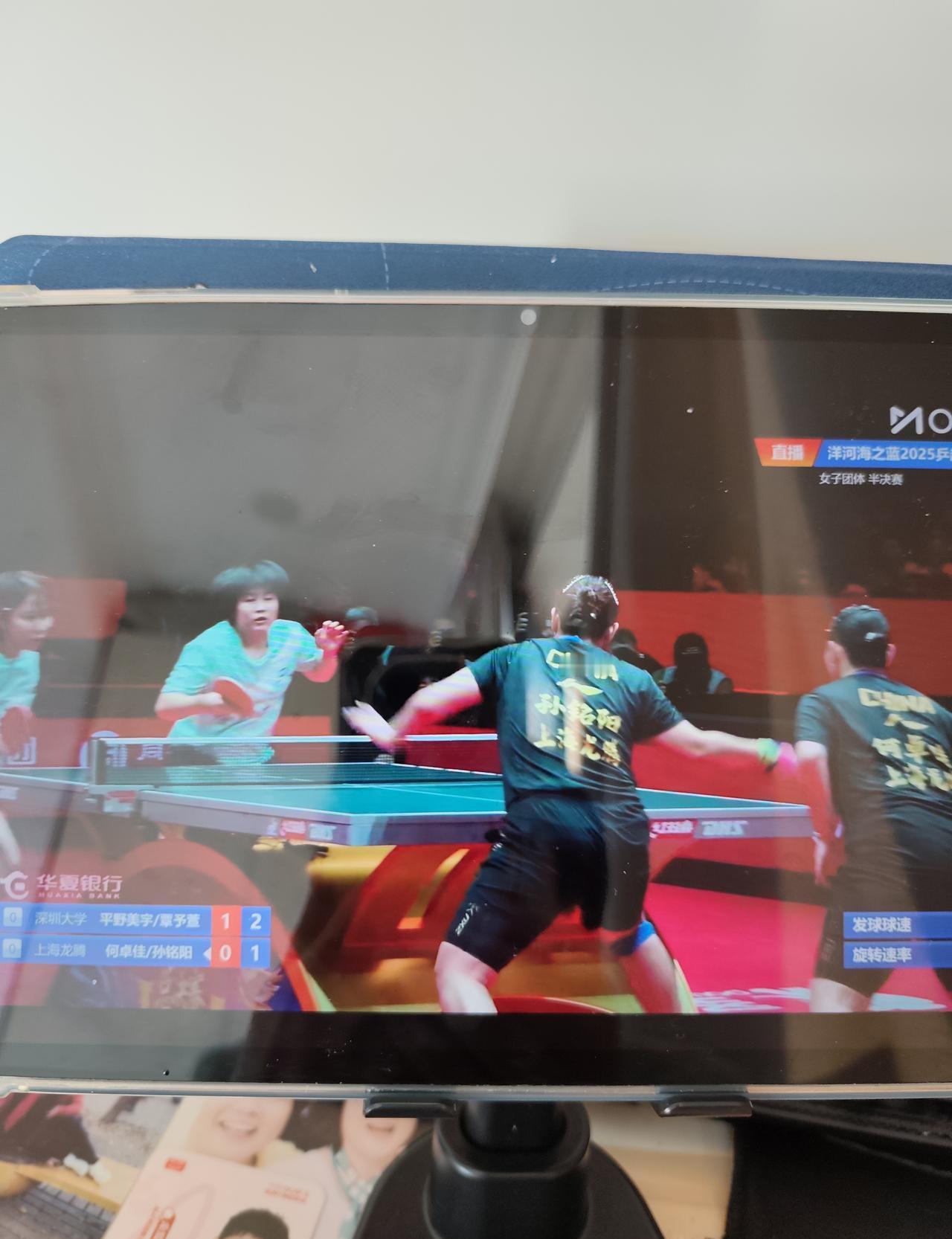 孙颖莎不在，深圳大学反而被逼出了终极答案。
没有绝对核心的第一单打。
双打平野美