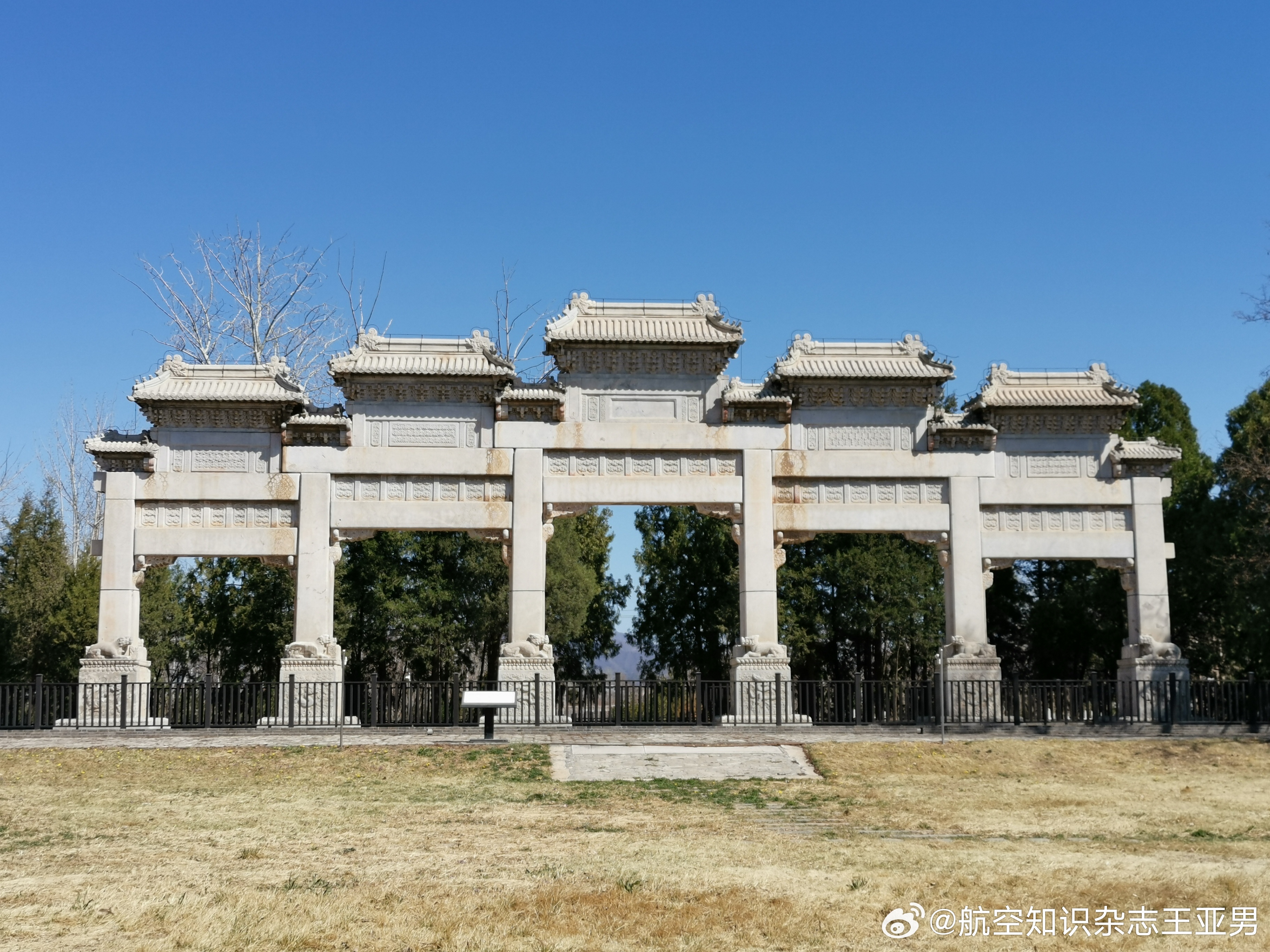 30多年前来这里时记得是大通票，从石牌坊一路走过去，随便摩挲，直到火焰牌楼。现在