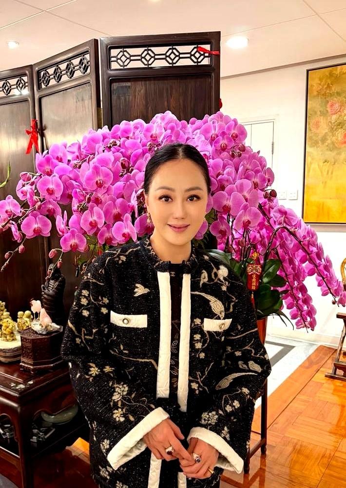 你还在疯狂追新款、堆Logo？章小蕙告诉你，那叫“用力过猛”。

她那些动辄百万