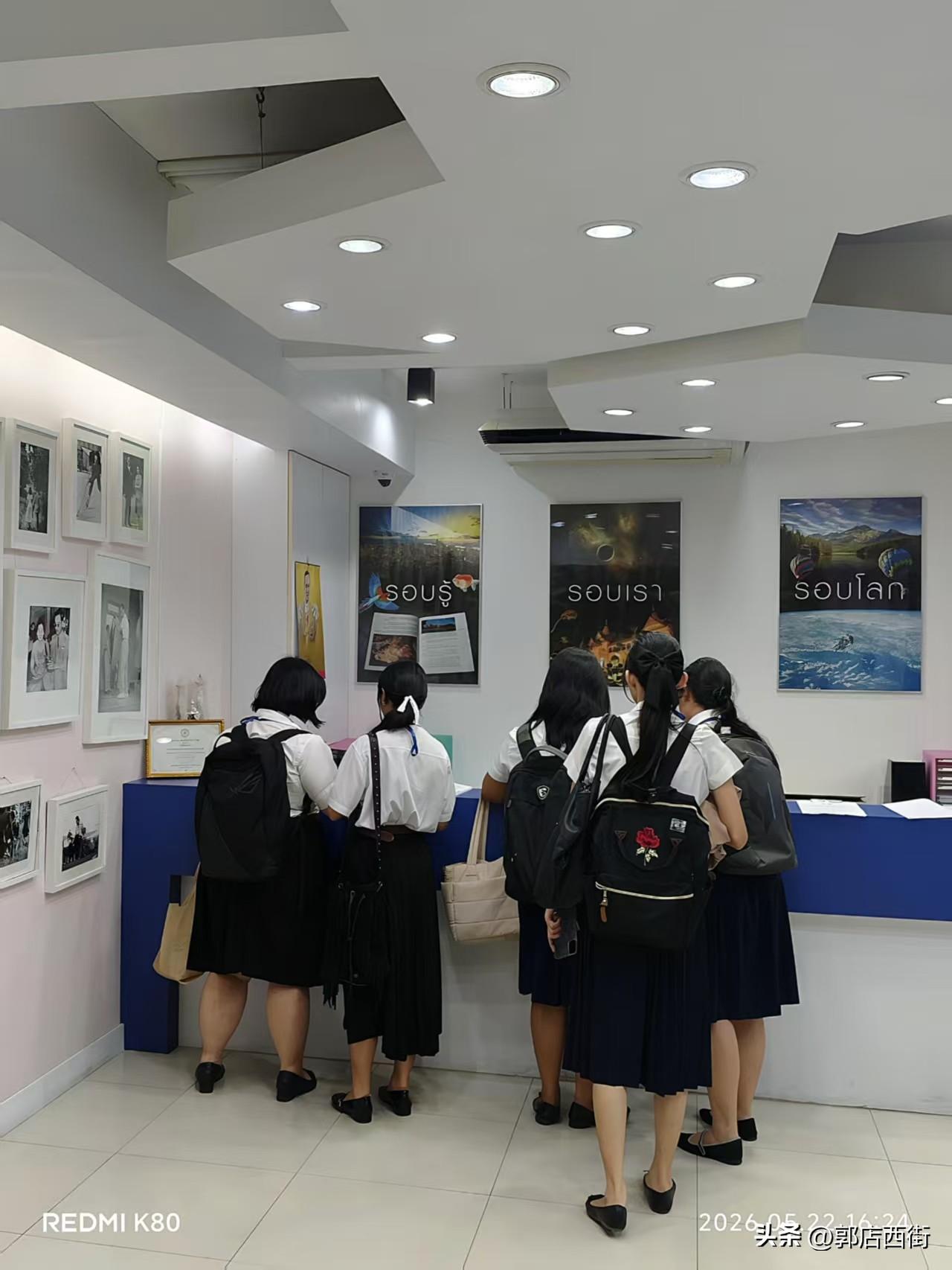 我认为支持。小学生带个电话手表上学，在特殊情况下可以第一时间和老师、家人等取得联