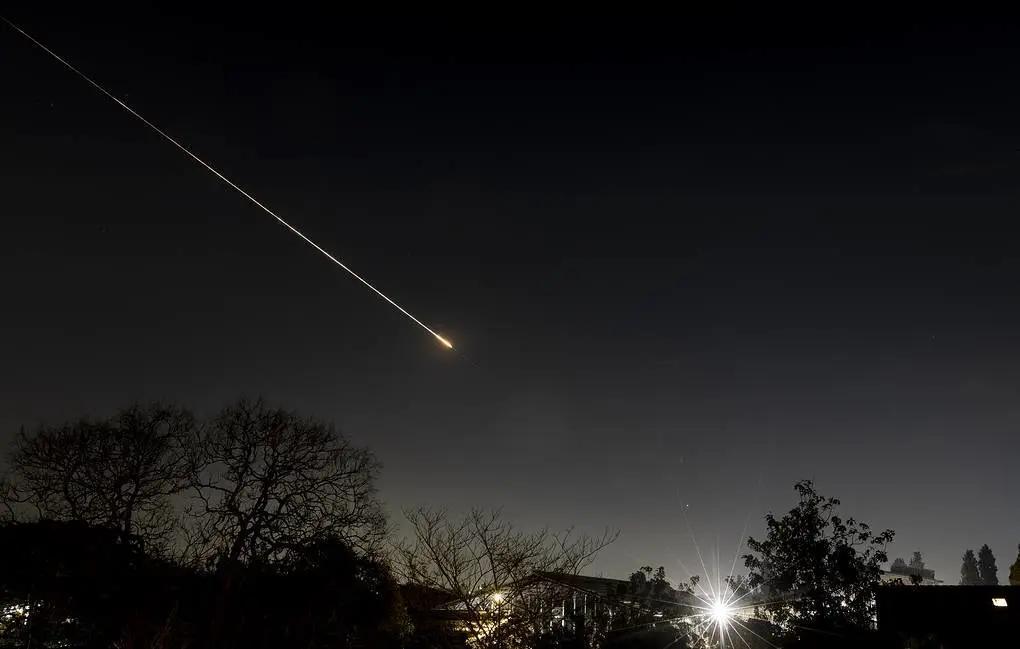 单枚弹道导弹重达两吨，连发30枚砸向以色列目标

据塔斯社报道，3月13日，伊斯