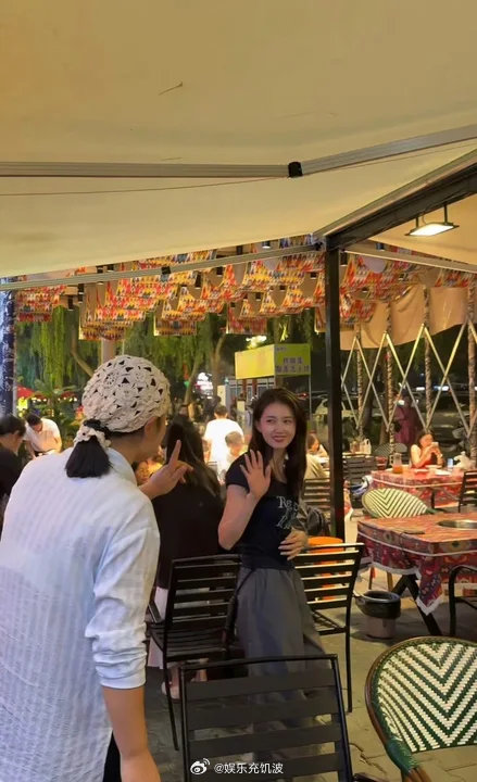 新疆偶遇郭宇欣吃饭新疆偶遇郭宇欣吃饭啦！全新疆都在偶遇郭宇欣羡慕每一位可以偶遇姐
