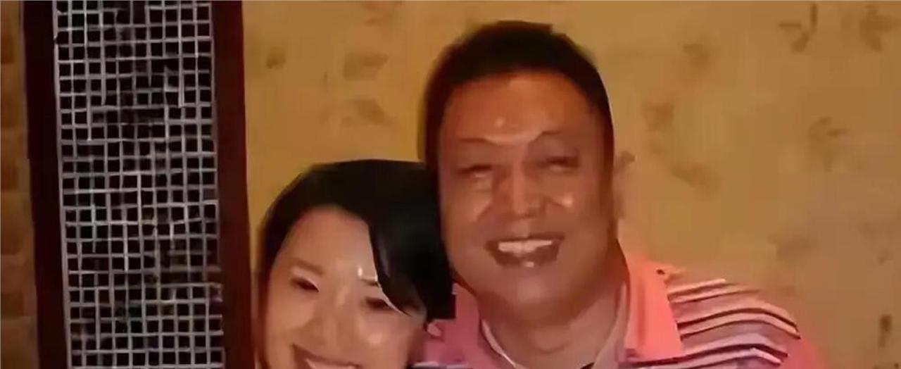 王为念这次住院，真把人看愣了，病床前一直忙前忙后伺候的，不是别人，是他跟第一任妻