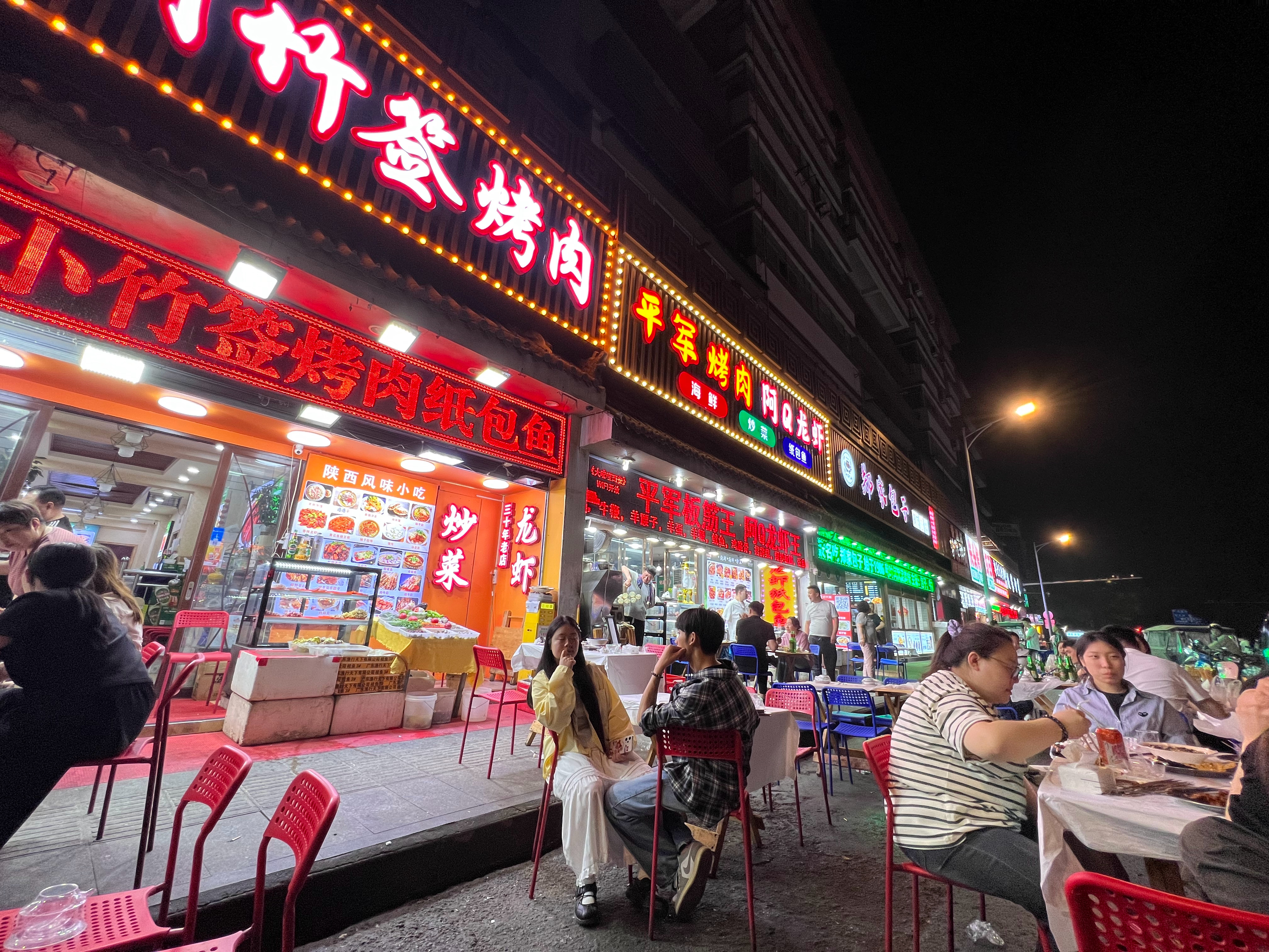 西安第一印象，城内大街上半夜12点半的热闹非凡，以及在北京再也看不到的街边摊 ​