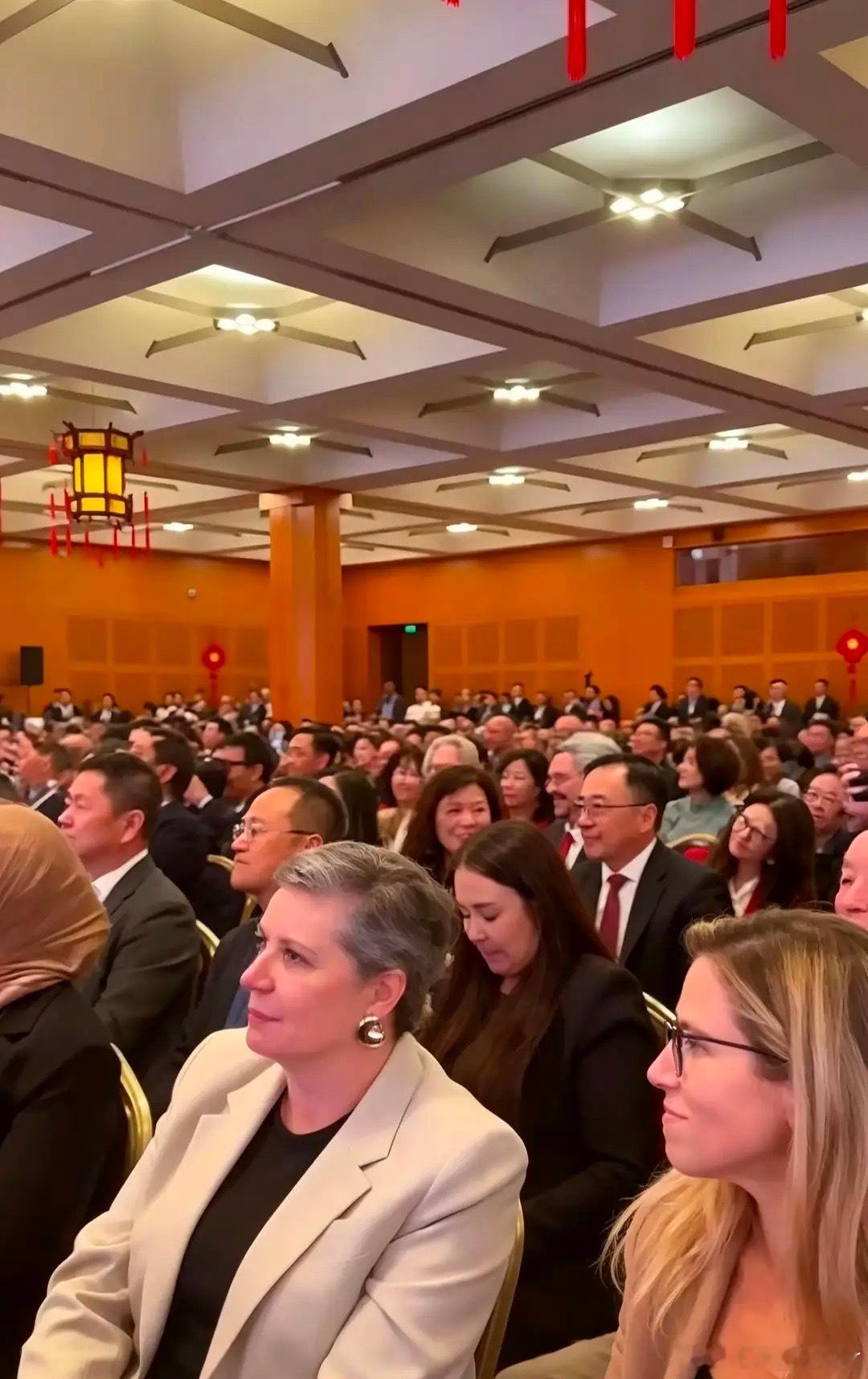 赛考斯这次在华盛顿，作为特邀嘉宾出席中国驻美大使馆的国庆庆祝活动。他格外重视这场