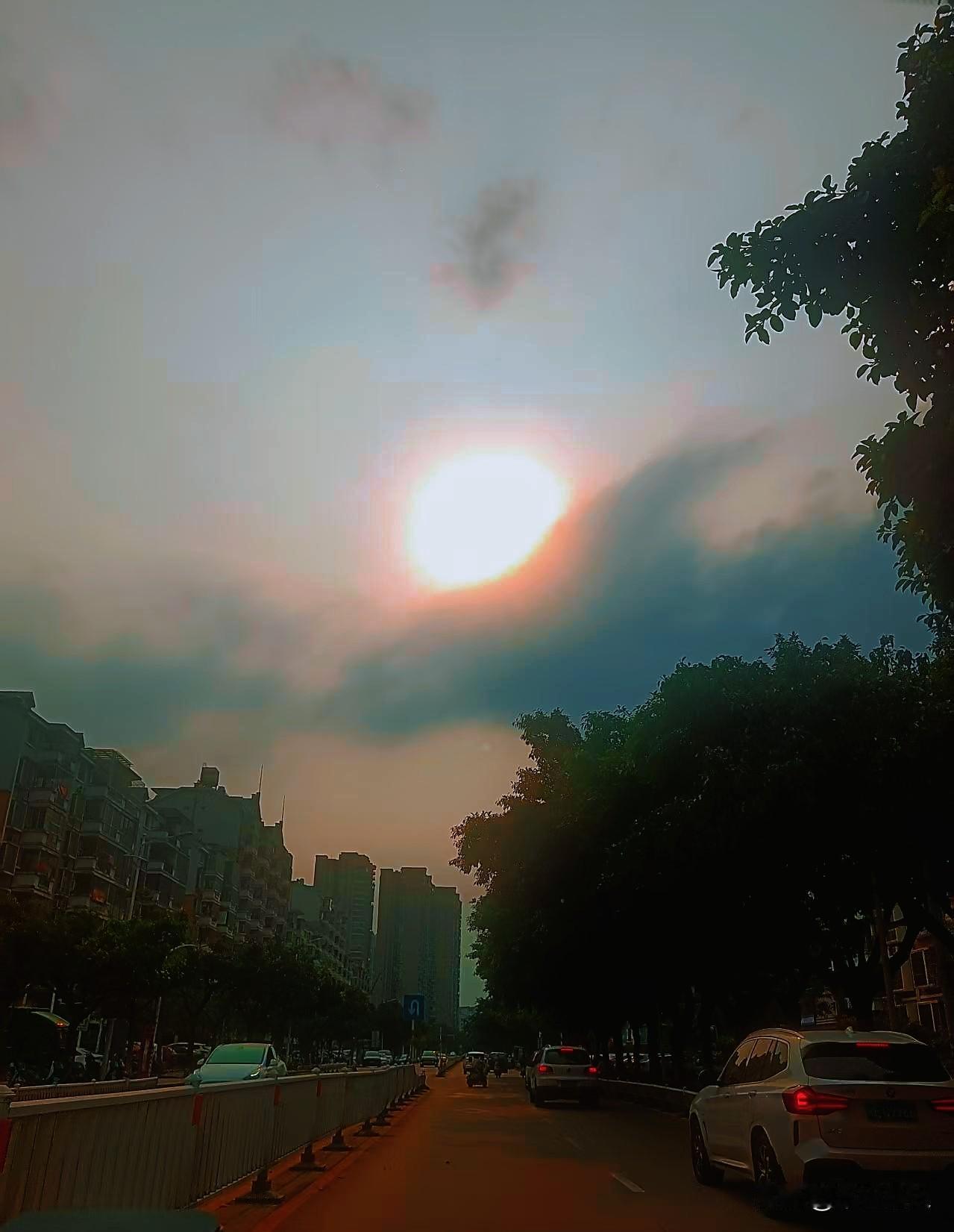 这颗硕大的金色太阳挂在城市上空，缓缓落下。这是发生在福建省漳州市南昌东路上的罕见