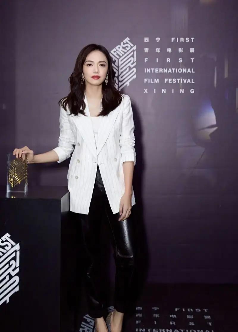 姚晨和曹郁官宣离婚了，这是她的第二段婚姻，两人育我一儿一女，其实他们早就分手了，