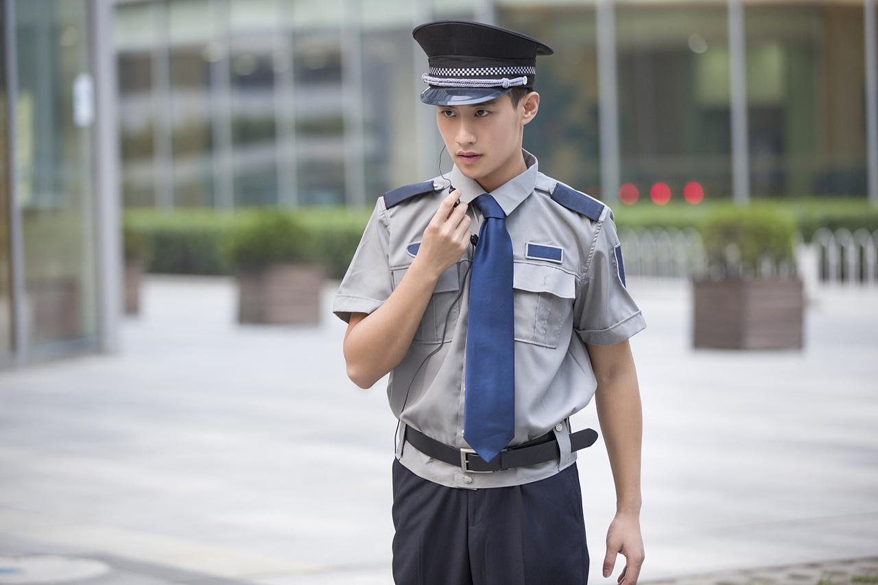 保安小哥在线疑惑！

我踏踏实实做了5年保安，靠自己的劳动安稳吃饭、守着小区平安