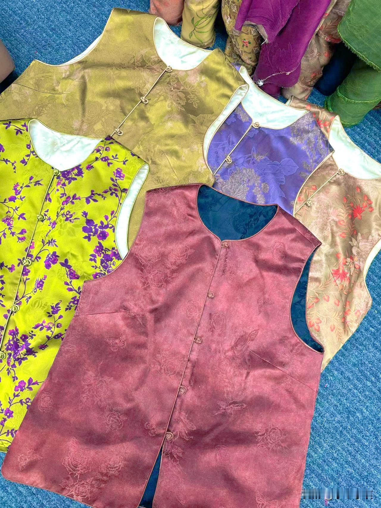 时尚界的常青树：真丝香云纱马甲

真丝香云纱面料，摸起来舒适滑爽，
自带丝绸温润