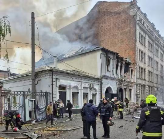 乌克兰总统泽连斯基24日表示，乌克兰各地都受到了俄军的大规模无人机攻击。在俄军当