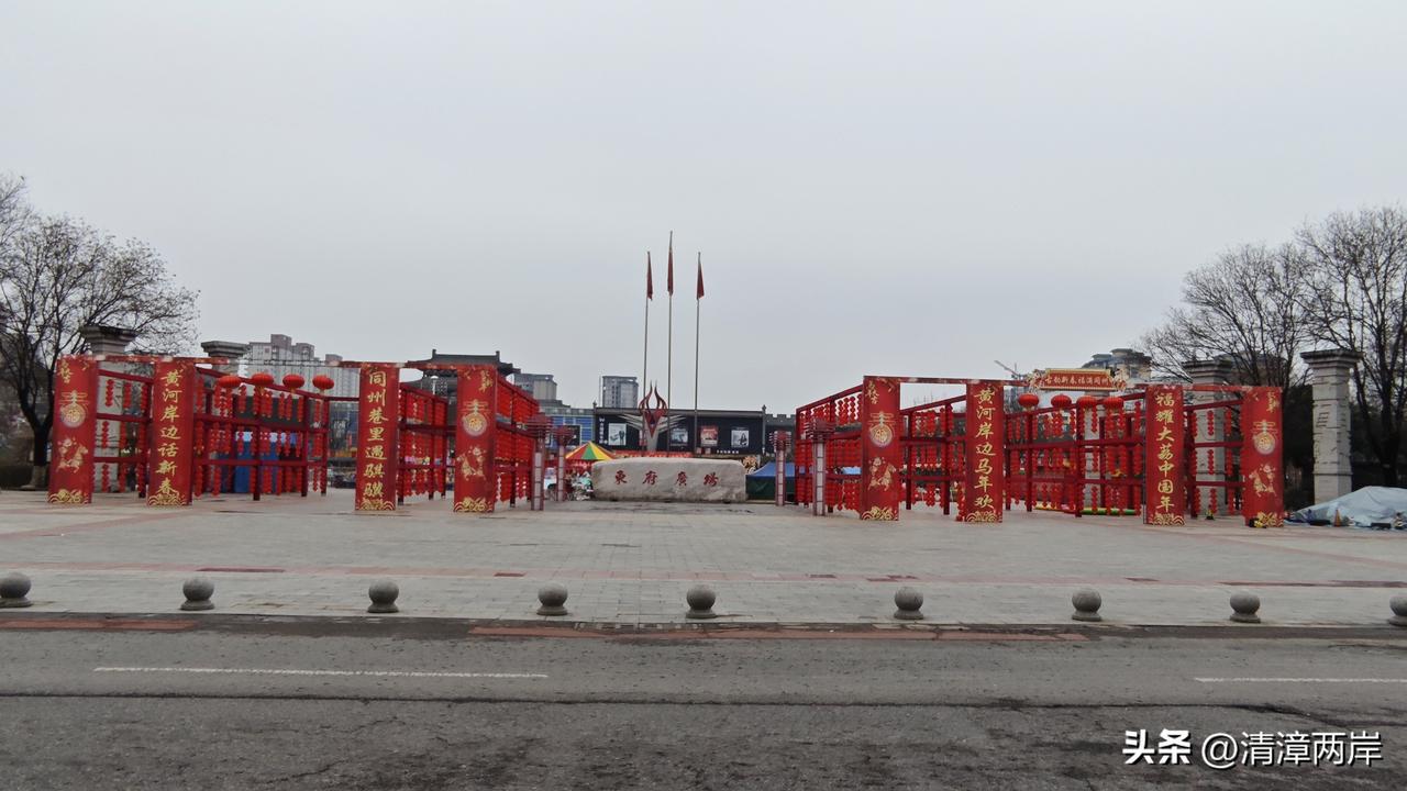 没想到，在大荔的街道两边停车是要收费的。节假日可能除外。作为一个外省人，感觉到是