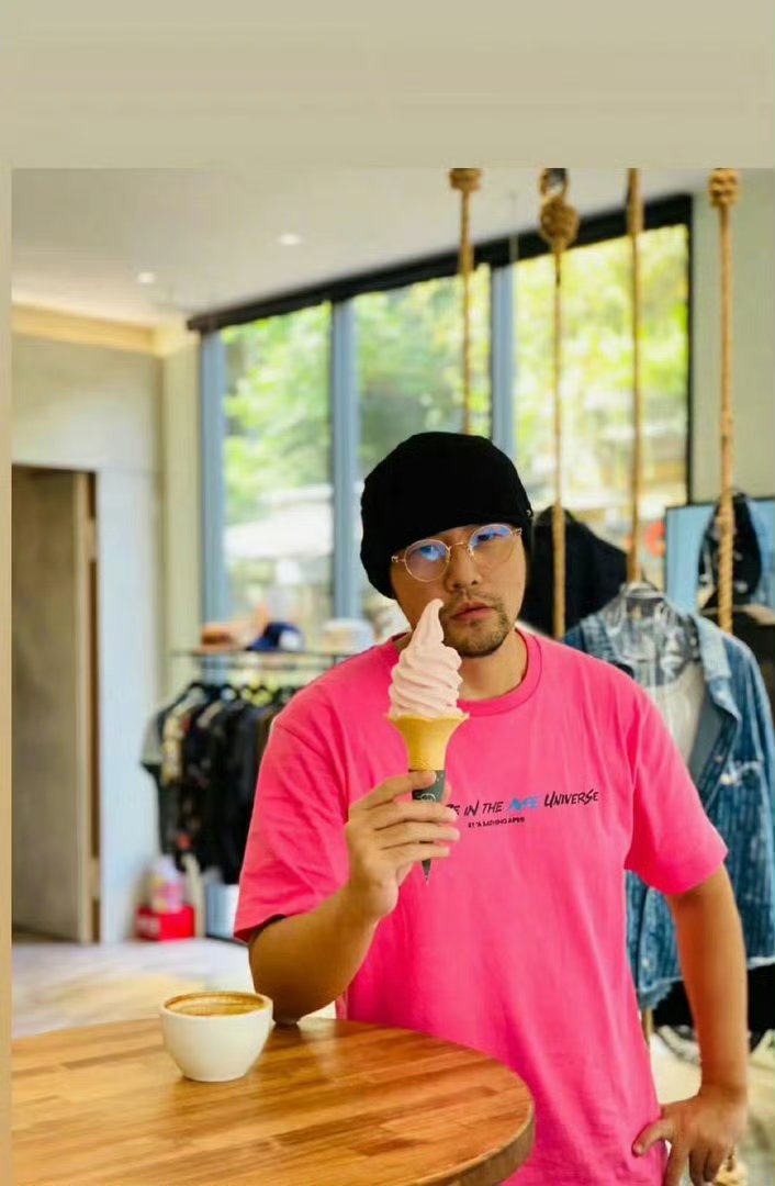 周杰伦演唱会散场进化成这样了吗 灯光暗下不代表结束，天桥、马路全是荧光海，青春根